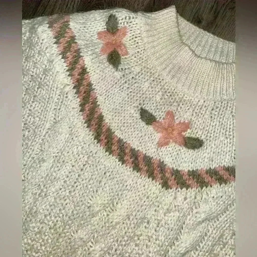 Woman's Hand knitted sweater - Picture 2 of 5